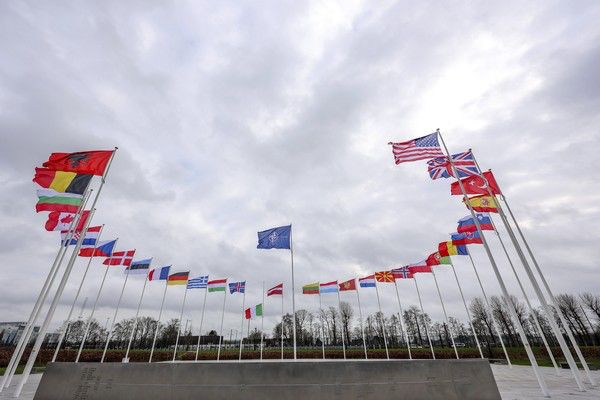 Bandeiras dos países membros da Otan hasteadas do lado de fora da sede de Bruxelas — Foto: Olivier Matthys/Associated Press