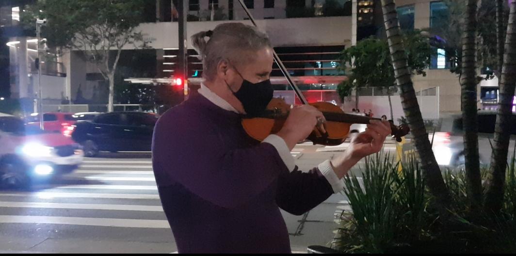 Fernando tocando na Avenida Paulista.