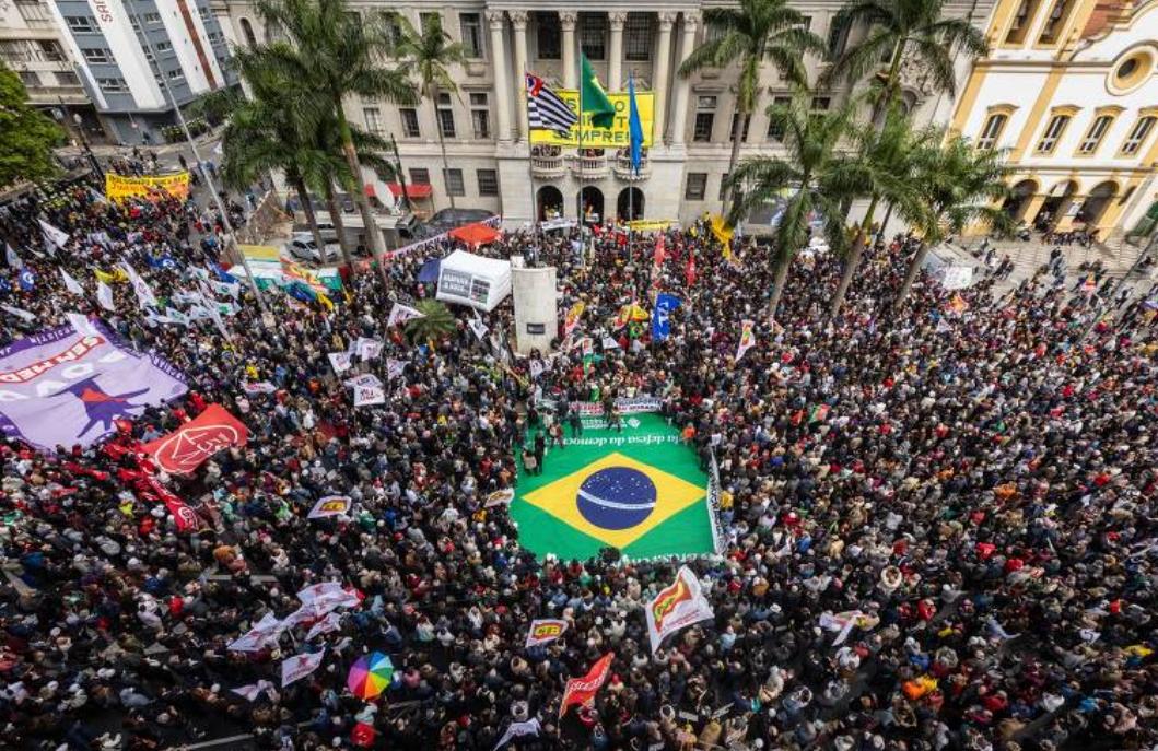 Manifestantes no Largo de São Francisco nesta quinta-feira (11)