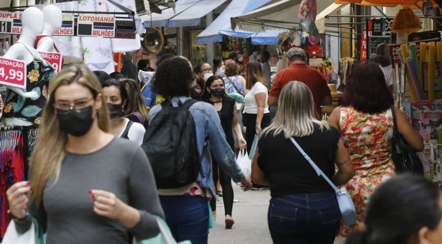 pessoas em uma rua movimentada