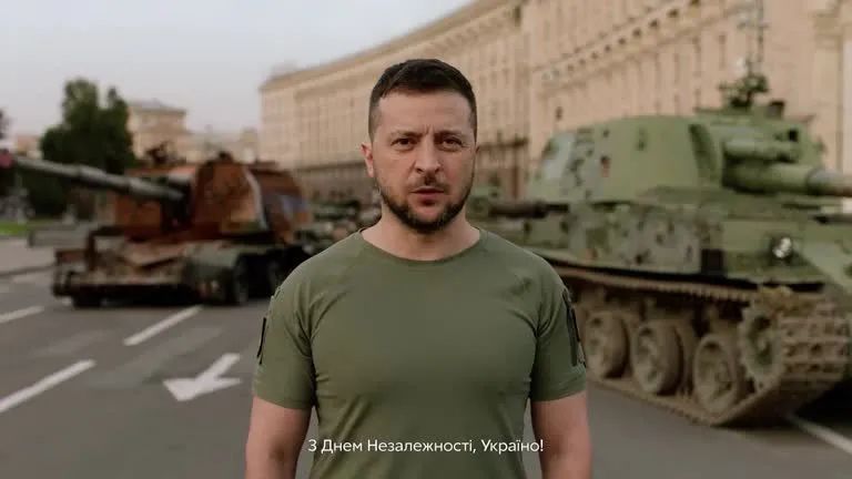 Presidente ucraniano Volodymyr Zelensky faz pronunciamento no dia que marca tanto a independência do país quanto o aniversário de seis meses da guerra contra a Rússia - Foto: Reuters