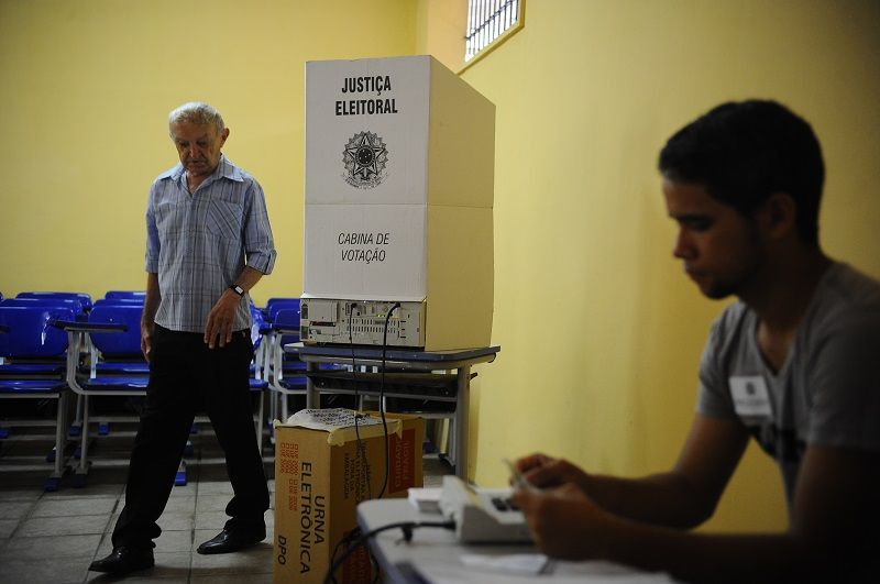 Eleitor está proibido de levar celular a cabines de votação Tânia Rêgo/Agência BrasilEleitor está proibido de levar celular a cabines de votação Tânia Rêgo/Agência Brasil