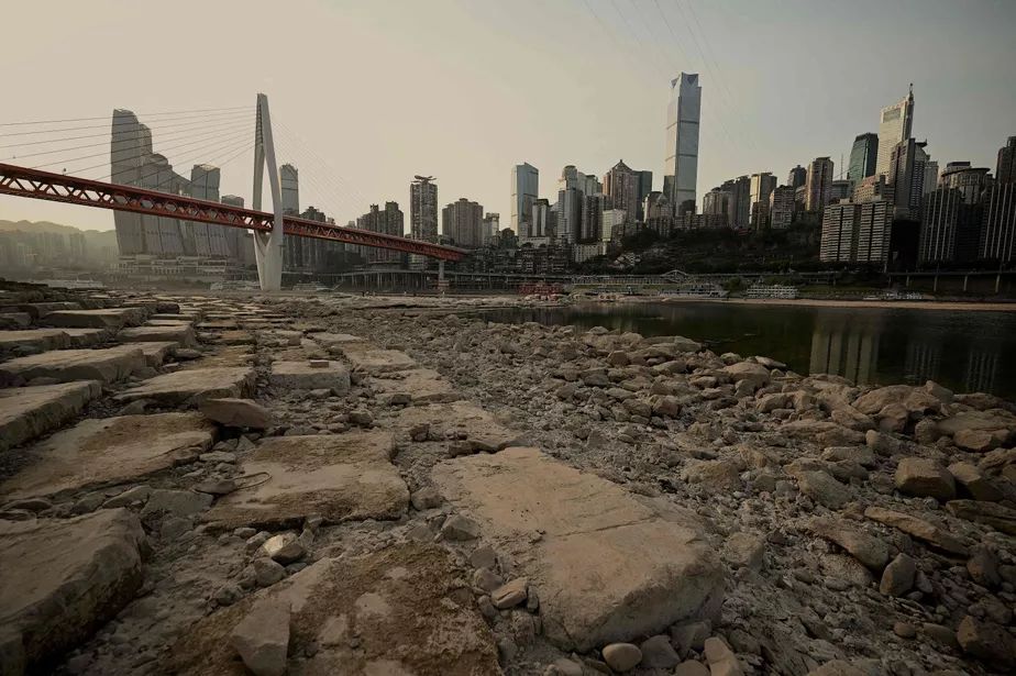 Uma visão geral mostra o leito seco do rio Jialing, afluente do rio Yangtzé na cidade de Chongqing, no Sudoeste da China Noel Celis / AFP