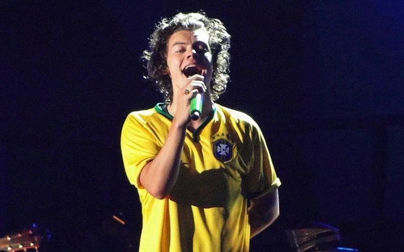 Harry Styles vestindo a camiseta verde e amarela da seleção brasileira