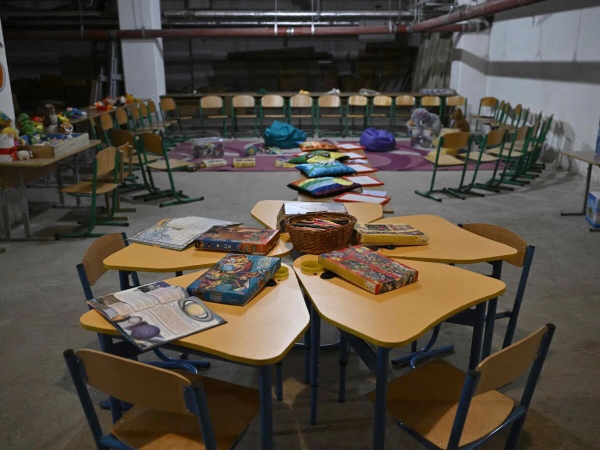 Sala de aula em subsolo de escola em Kiev, capital da Ucrânia - Genya Savilov / AFP