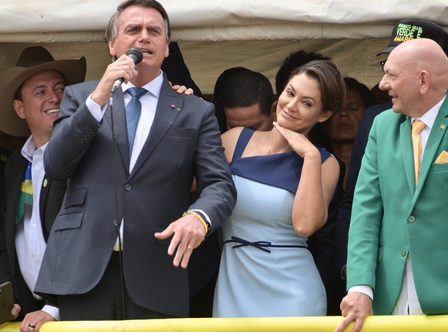 Presidente Jair Bolsonaro ao lado da primeira-dama Michelle