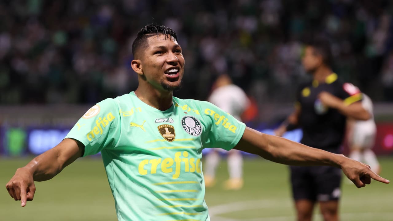 Palmeiras vence e se mantém na liderança