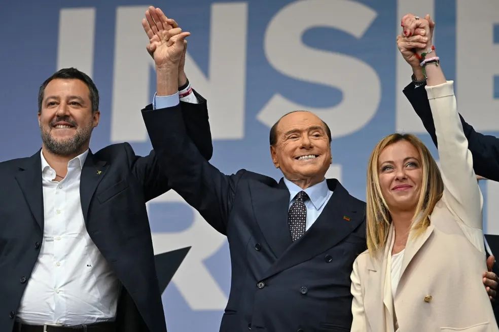 Matteo Salvini, Silvio Berlusconi e Giorgia Meloni em evento em Roma - Foto: ALBERTO PIZZOLI / AFP