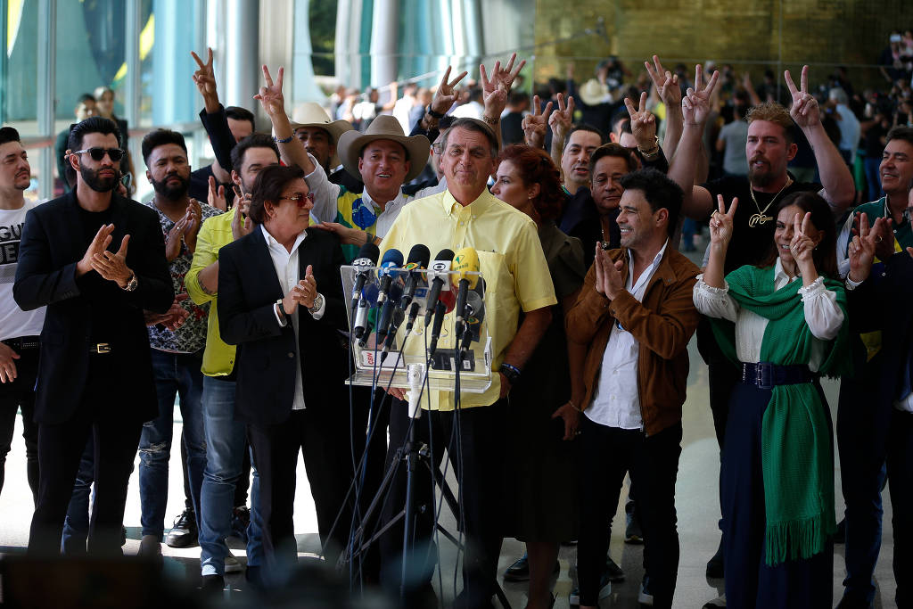 Bolsonaro cercado por cantores sertanejos que declaram apoio a ele