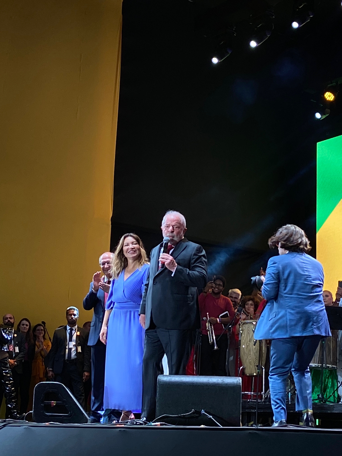 Lula, em primeiro plano, em breve discurso no palco do Festival do Futuro. Ao fundo, a primeira-dama Janja e o vice-presidente Geraldo Alckmin. Foto: Isabelle Scarpini.