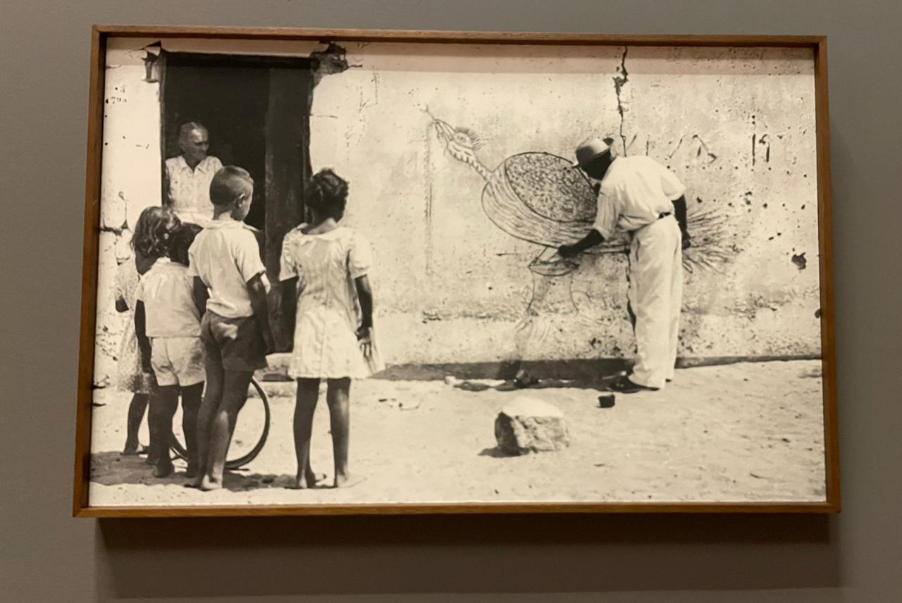 Chico da Silva pintando em muros de Fortaleza / Reprodução própria do acervo da Pinacoteca e da exposição 