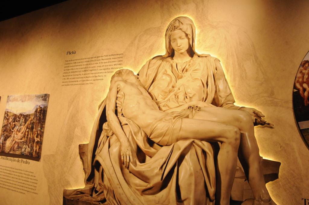 Imagem de "Pietá", uma das obras mais famosas de Michelangelo. Escultura encontra-se exposta na Basílica de São Pedro, no Vaticano