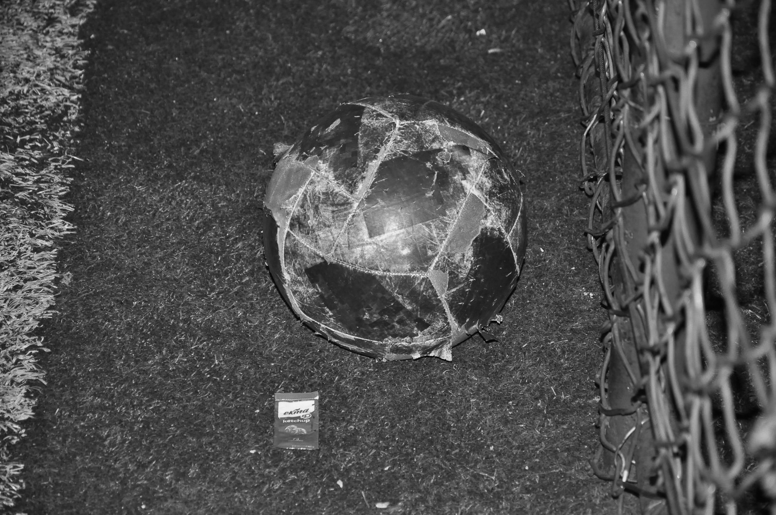 Bola de futebol em campo de society