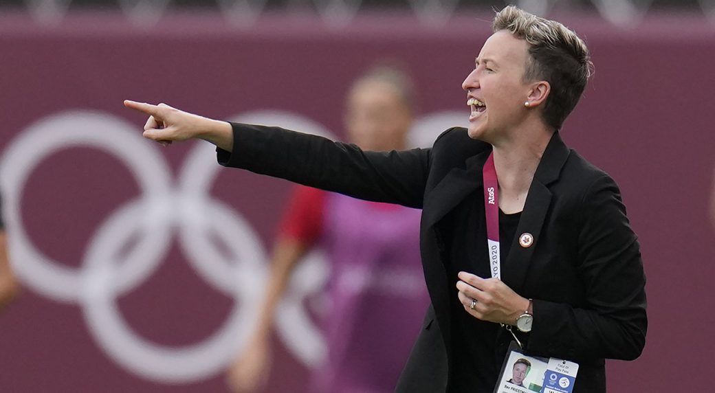 : Bev Priestman se prepara para mudar a cor da medalha (Foto: Reprodução/ FIFA)