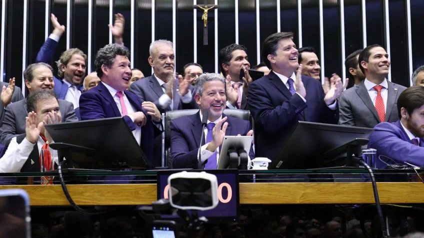 Presidente da Câmara dos Deputados, Arthur Lira, comemorando a aprovação em primeiro turno da da Reforma Tributária - Foto: Lula Marques/ Agência Marques