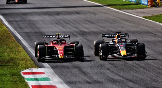 Disputa entre Max Verstappen e Carlos Sainz, que largou da pole - Foto: XPB Images 