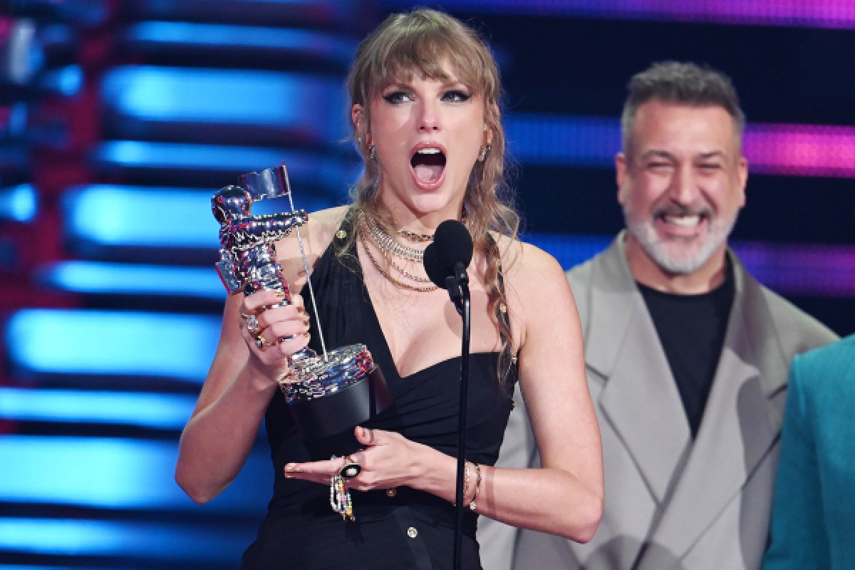 Taylor recebendo o prêmio 