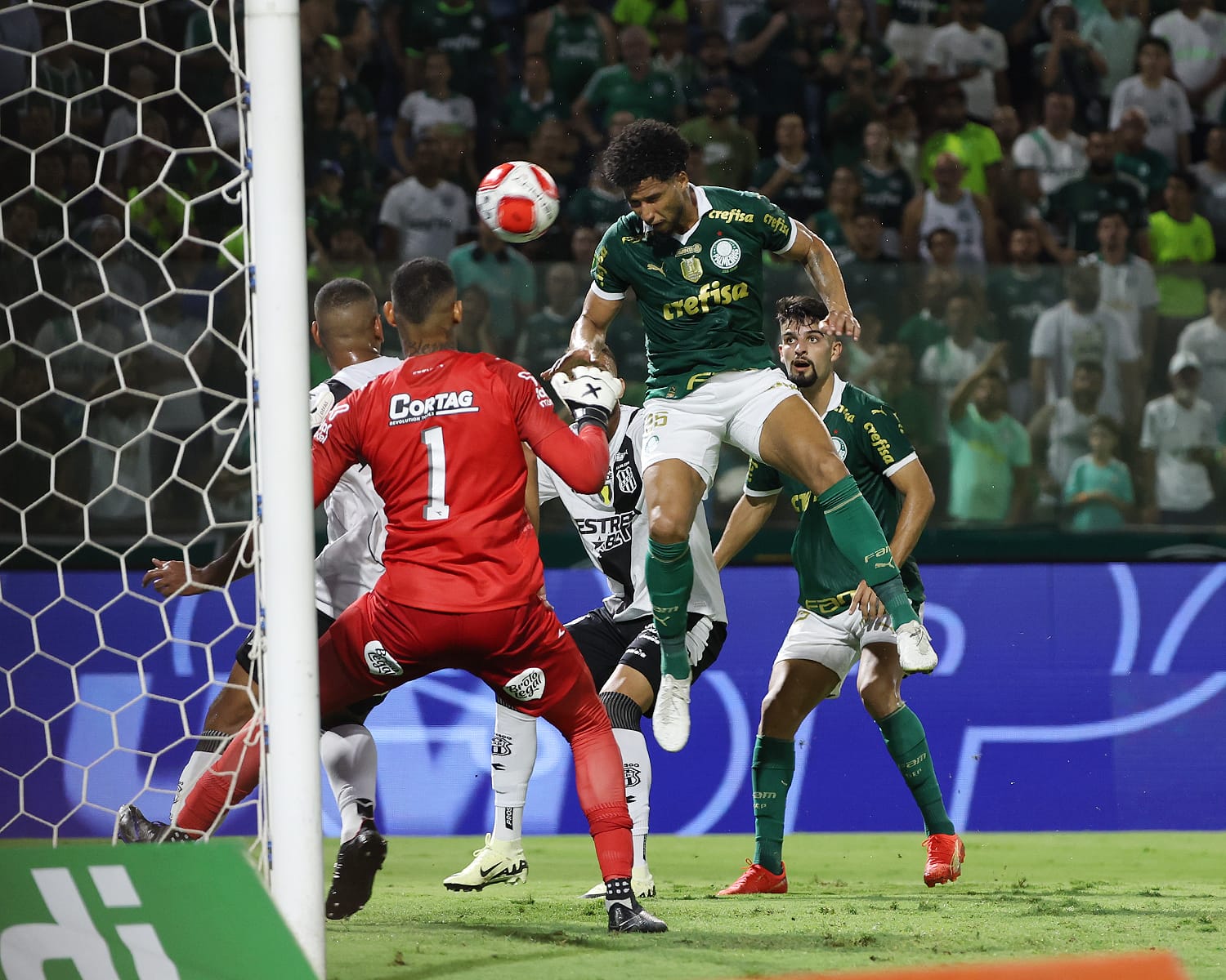 Murilo pulando para cabecear a bola e fazer o 3º gol da partida - (Foto: Palmeiras)