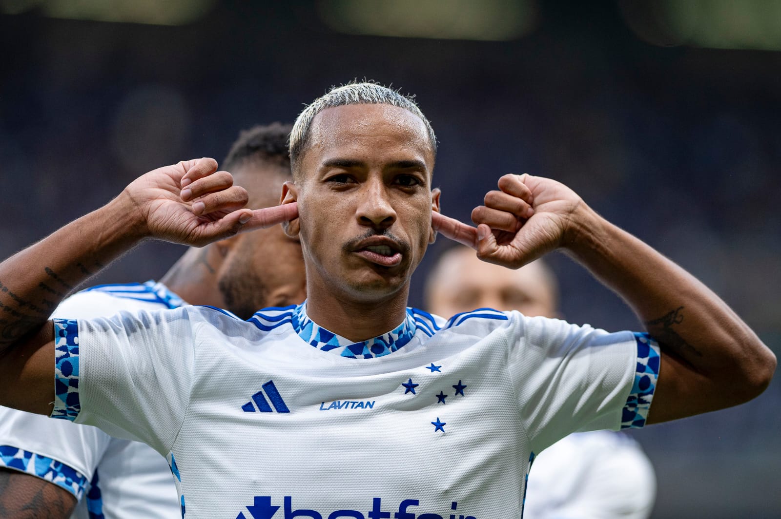 Matheus Pereira, do Cruzeiro, comemorando o primeiro gol do time. 