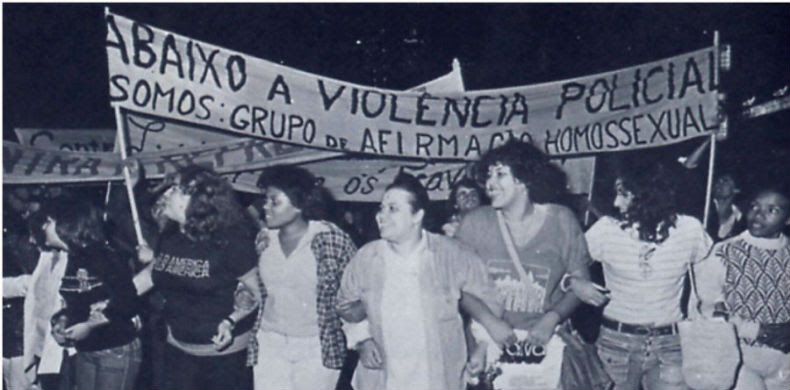 Grupo SOMOS na passeata contra a violência policial da Ditadura em 1978 (Foto: Reprodução/A História do Movimento LGBT Brasileiro)