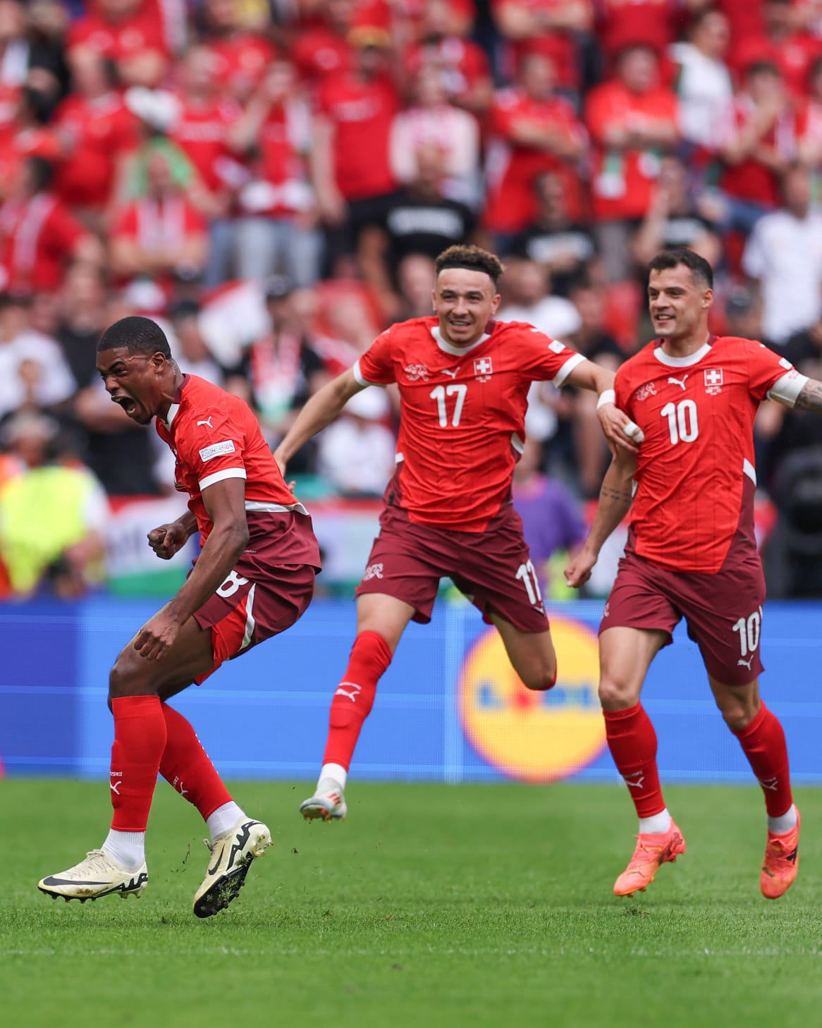 Buah comemorando seu gol com Vargas e Xhaka (Foto: Reprodução Eurocopa)