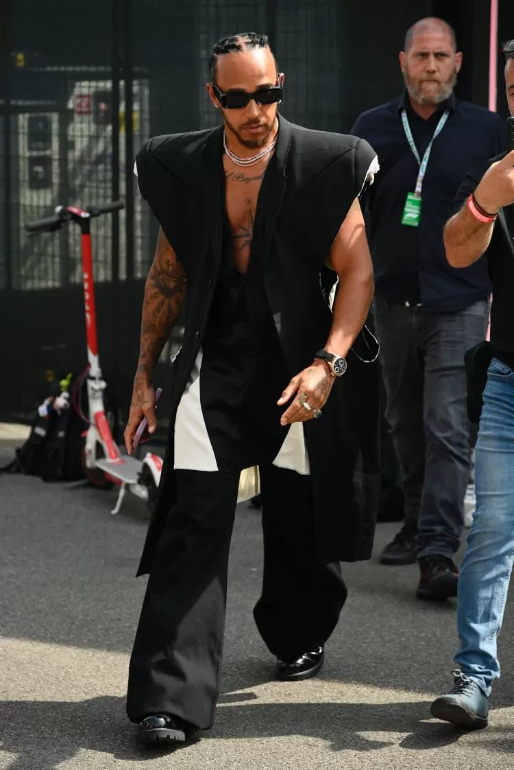 Lewis Hamilton em macacão preto e branco do estilista Rick Owens