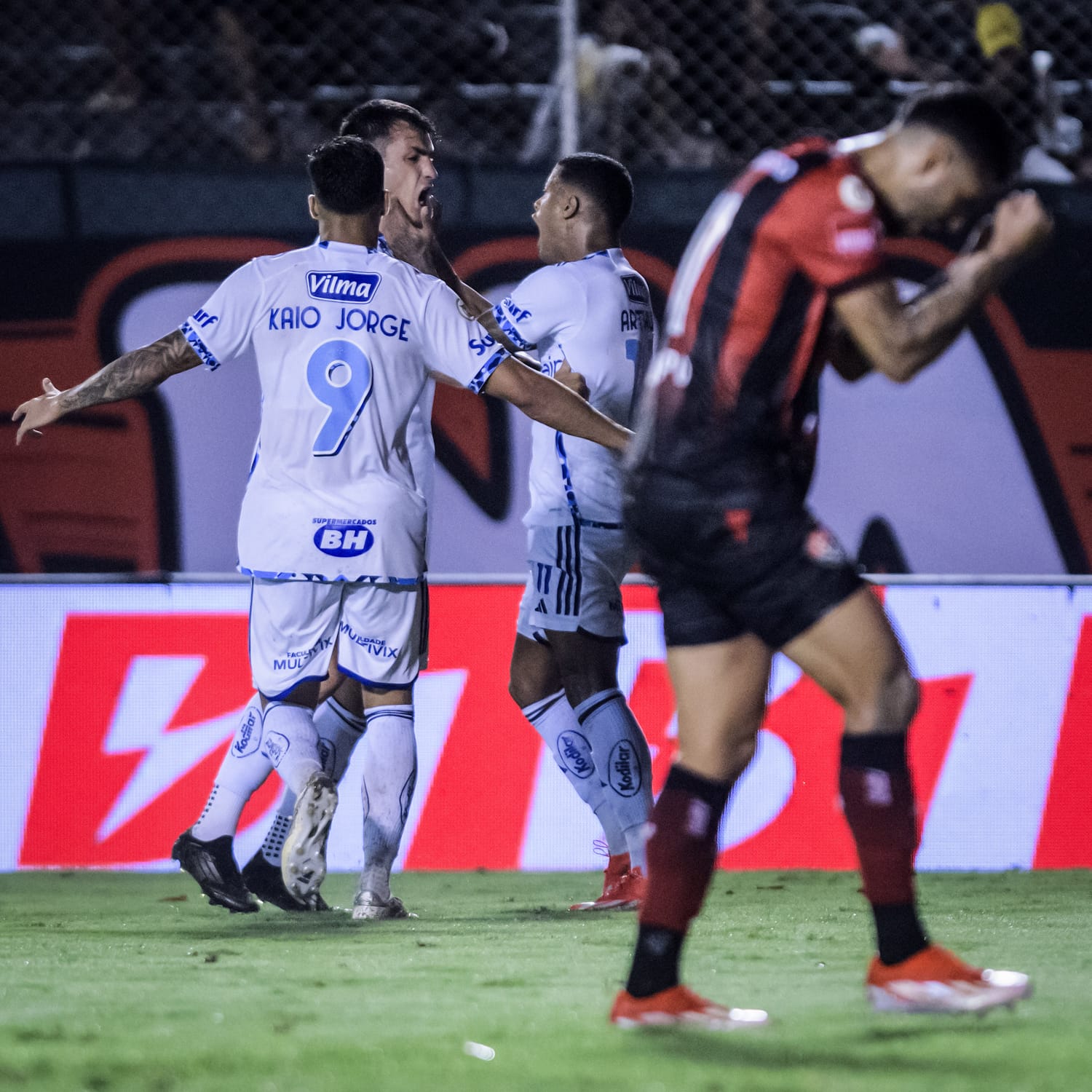 Jogadores do Cruzeiro comemorando o gol de empate do atacante Juan Dinenno