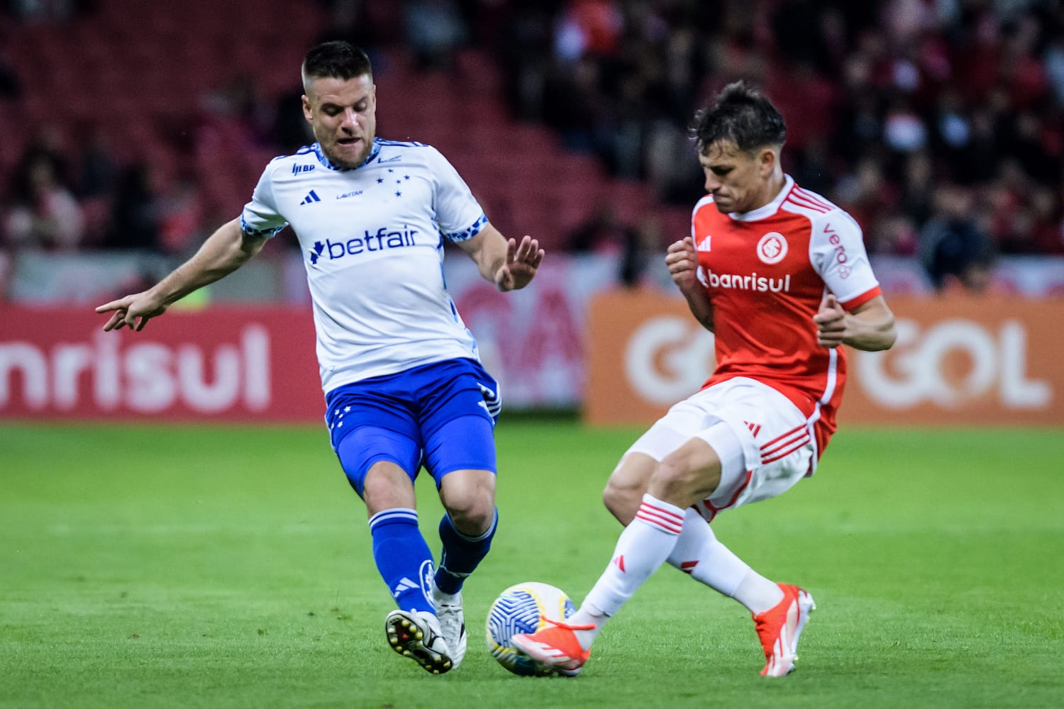 Ramiro, do Cruzeiro, em disputa de bola com Alexandro Bernabei, do Internacional. 