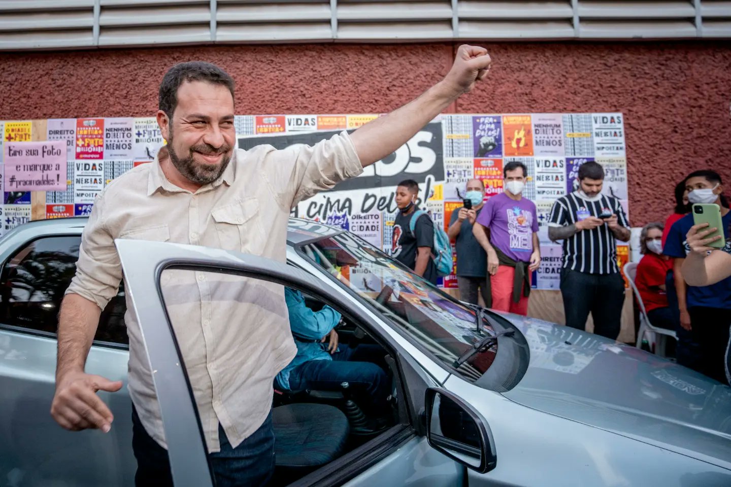 Boulos saindo do “celtinha”, carro que ficou registrado como marca do candidato. Foto: Divulgação Boulos/Leandro Paiva 