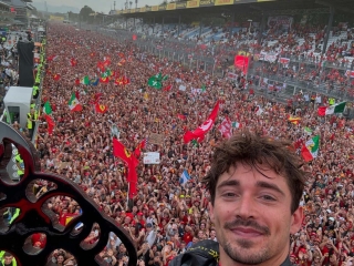 Charles Leclerc com troféu comemorando com os tifosis que estão na pista do autódromo de Monza. – Foto: Reprodução/Instagram @charles_leclerc