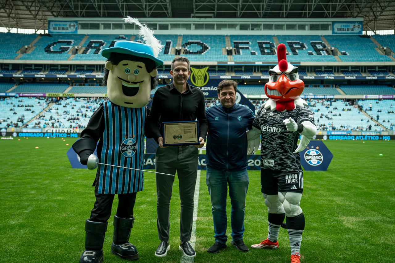 Alberto Guerra entrega homenagem para Victor Bagy antes do início da partida. 