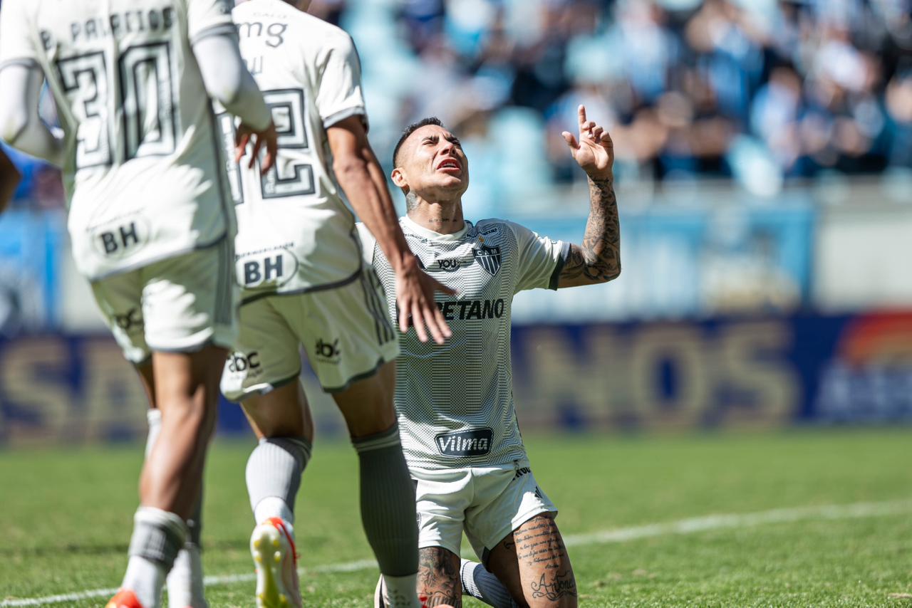 Eduardo Vargas comemora o seu gol que decretou a virada do atlético.