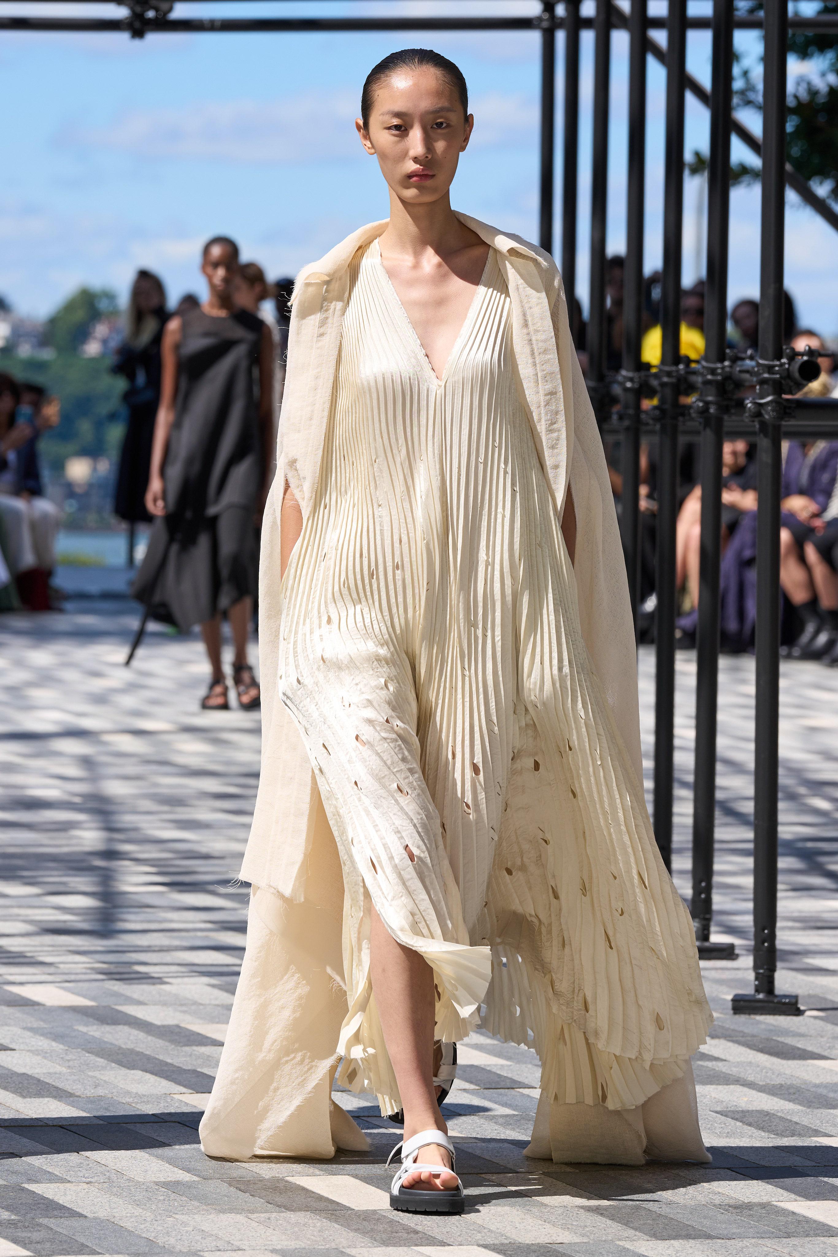 Modelo vestindo vestido plissado off-white 