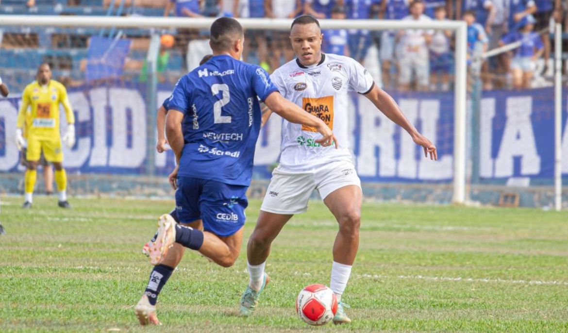 Jogadores do Monte Azul e Comercial disputando a bola. - Foto: Bárbara Pires/Reprodução/Instagram/@comercialfc