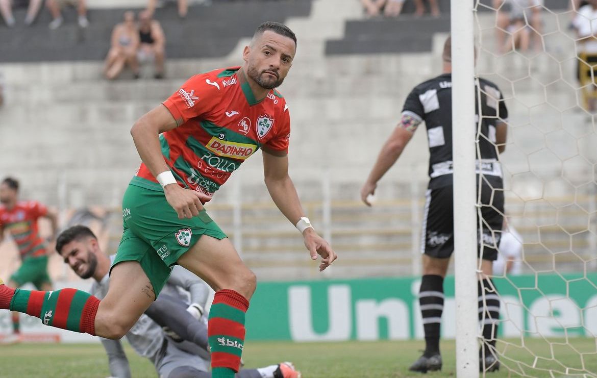 Anderson Magrão comemorando o gol de empate. - Foto: Reprodução/Instagram/@portuguesaoficial 