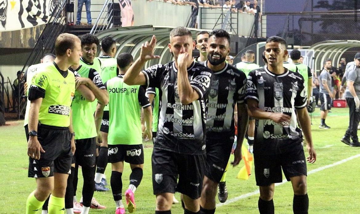 Nando comemorando o gol com a equipe. - Foto: Rafa Bento/Reprodução/Instagram/@votuporanguenseoficial 