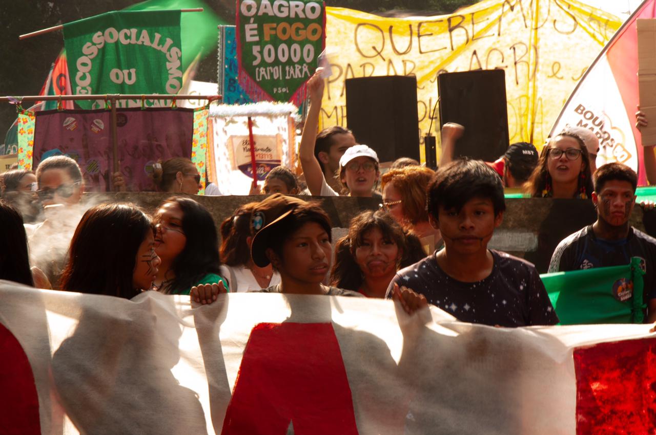 Crianças com cartazes na manifestação - foto: Leticia Falaschi