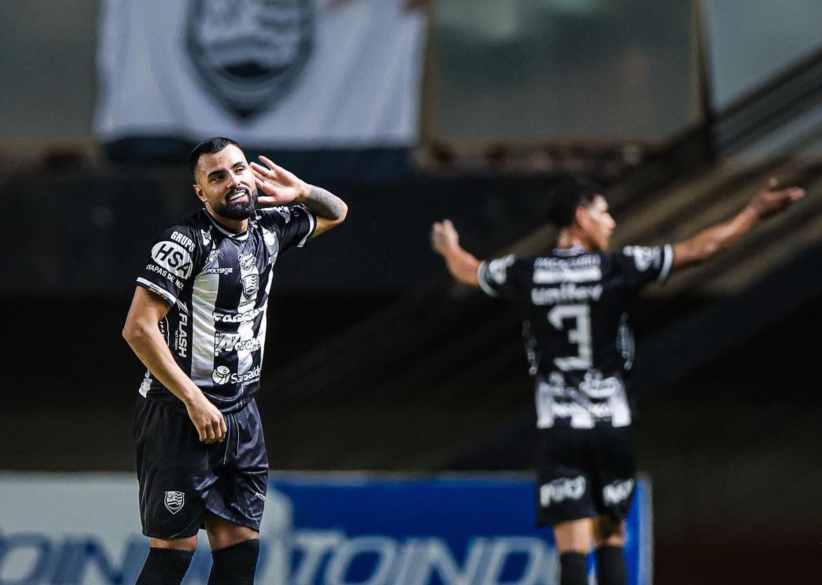 Danilo Mariotto comemorando o segundo gol do Votuporanguense. - Foto: Pedro Zacchi 