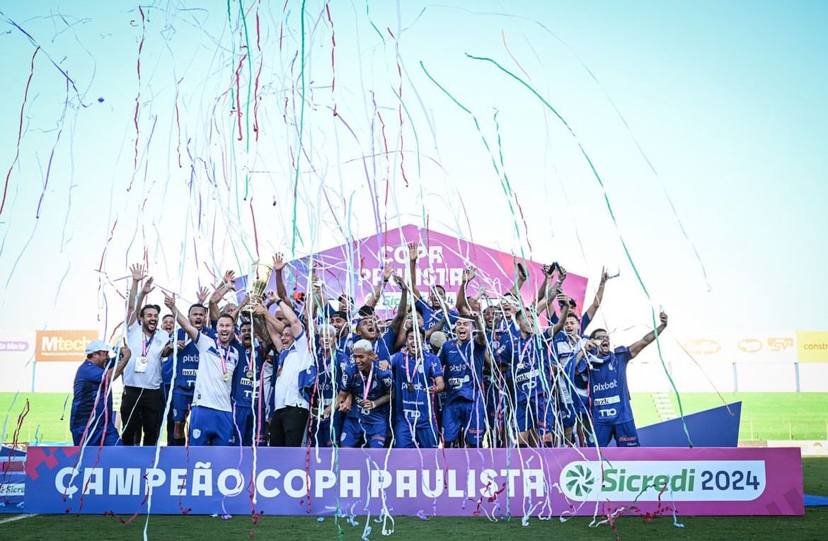 Jogadores do Monte Azul celebrando com a taça. Reprodução: Rodrigo Corsi/Paulistão