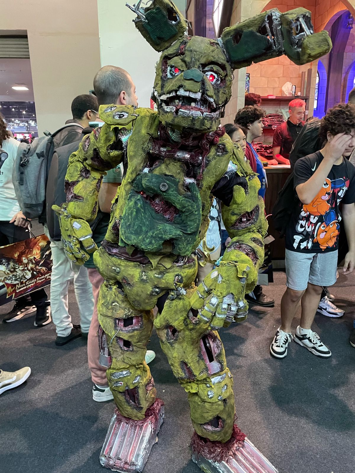 Cosplay de SpringTrap, do jogo Five Nights at Freddy’s, feito de materiais recicláveis por Ezpring. Foto: Juliana Bertini de Paula/AGEMT