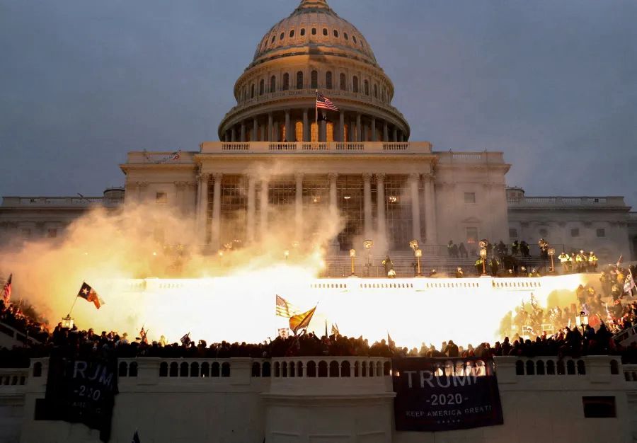 Invasão ao Capitólio em Washington DC realizada pelos eleitores de Trump após sua derrota na corrida eleitoral de 2020. A ação foi encorajada pelo próprio ex-presidente. Foto: Leah Millis/REUTERS