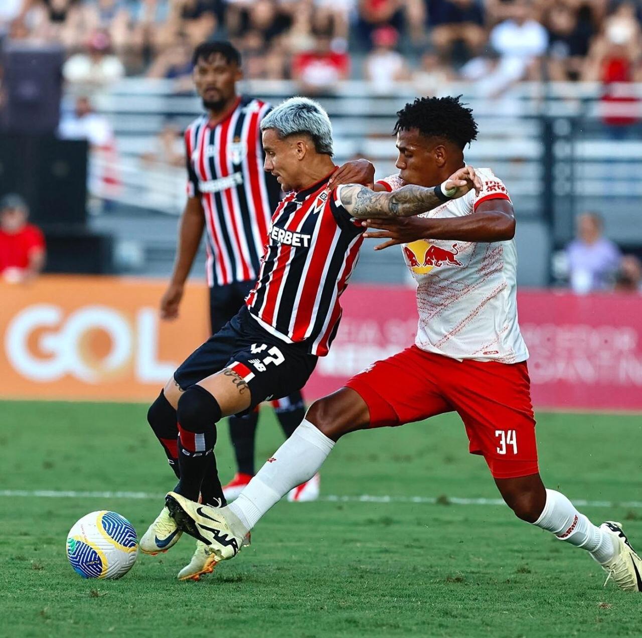 Disputa de bola entre Ferreira, do São Paulo, e Andrés Hurtado, do RB Bragantino.