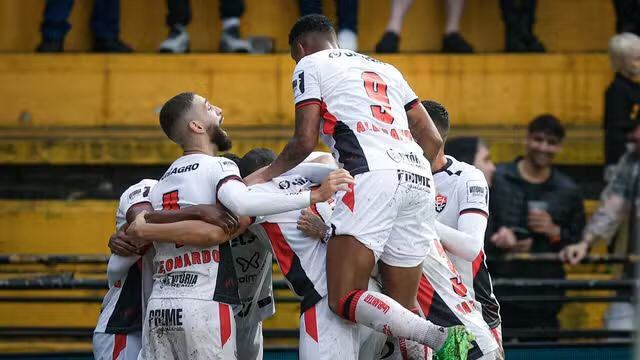 Jogadores do Vitória comemoram gol. F