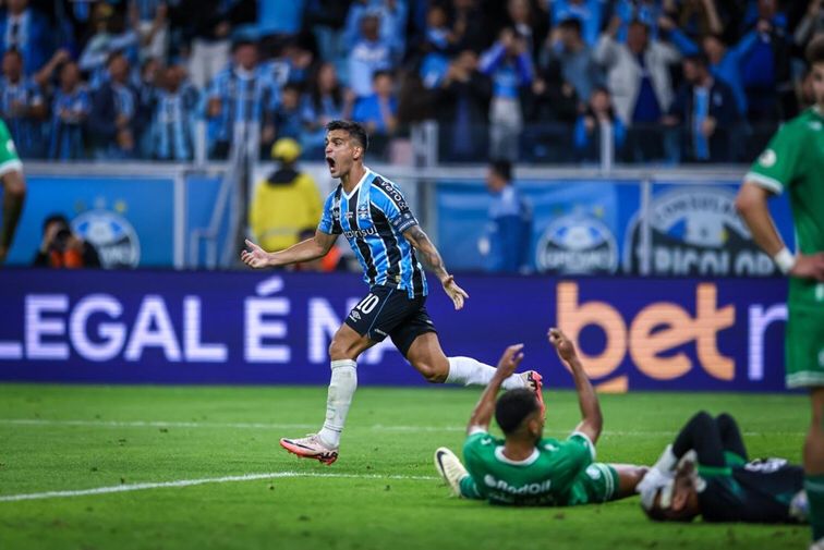 Cristaldo comemora gol contra que garantiu o empate ao Grêmio. 