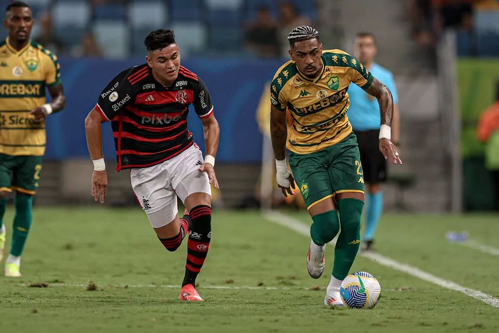 Carlos Alcaraz, do Flamengo, e Derik Lacerda, do Cuiabá, em disputa de bola.