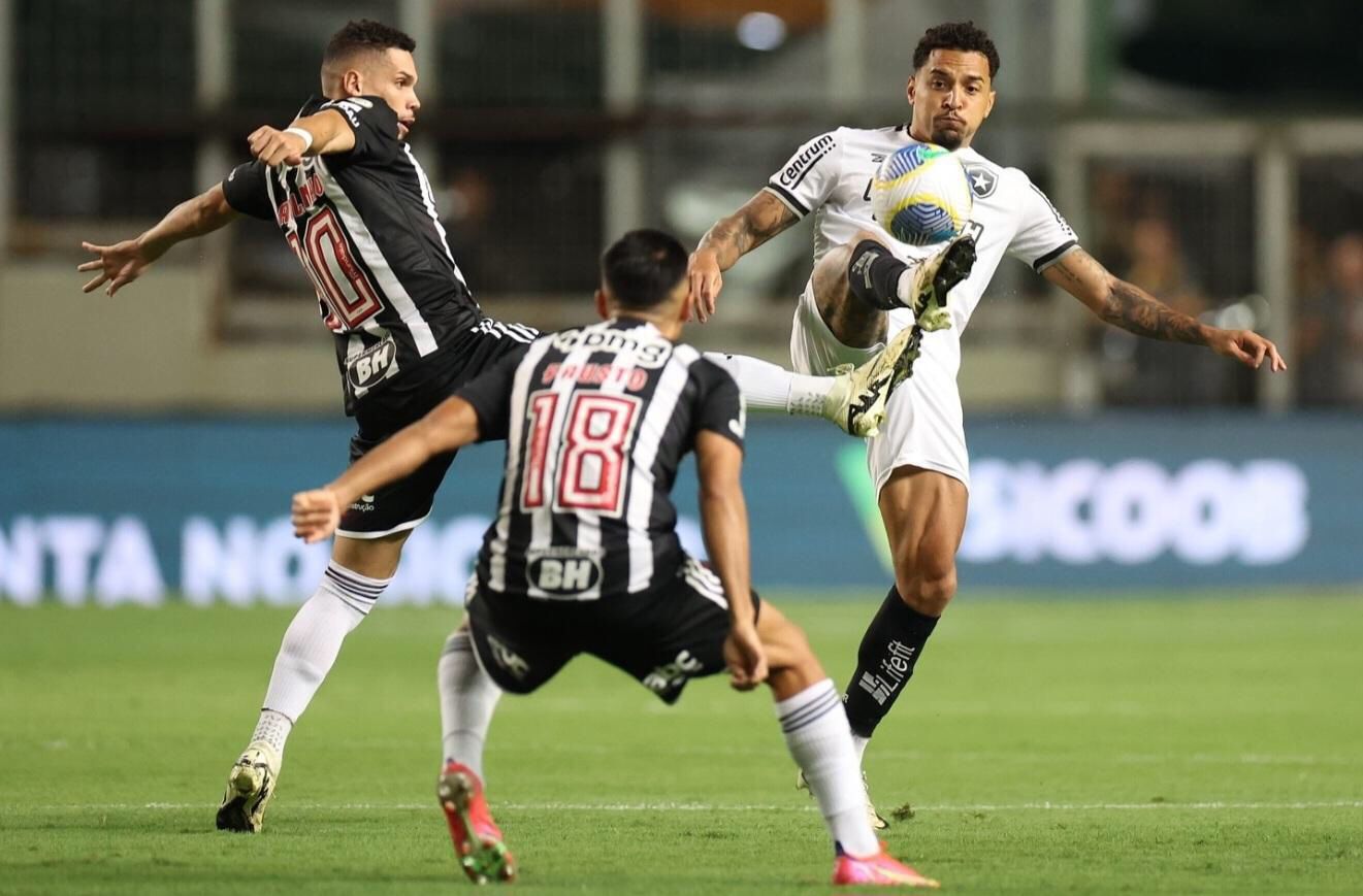 Disputa de bola de entre Paulinho, do Atlético-MG, e Gregore, do Botafogo.