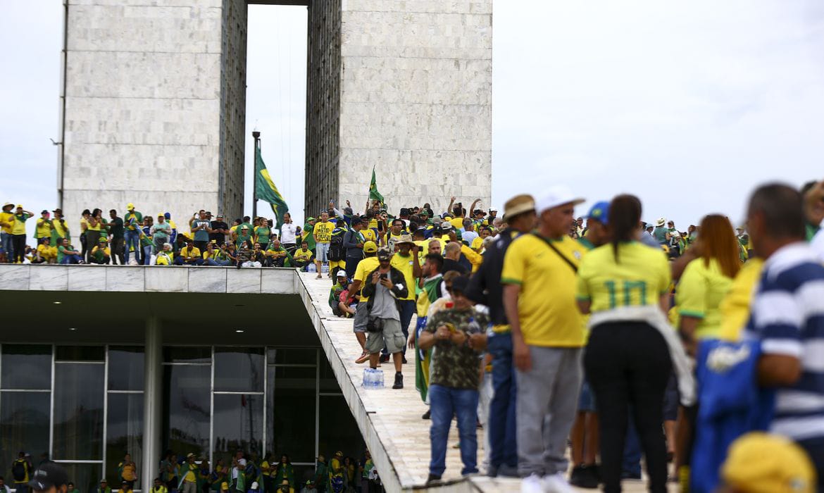 Terroristas invadindo o congresso