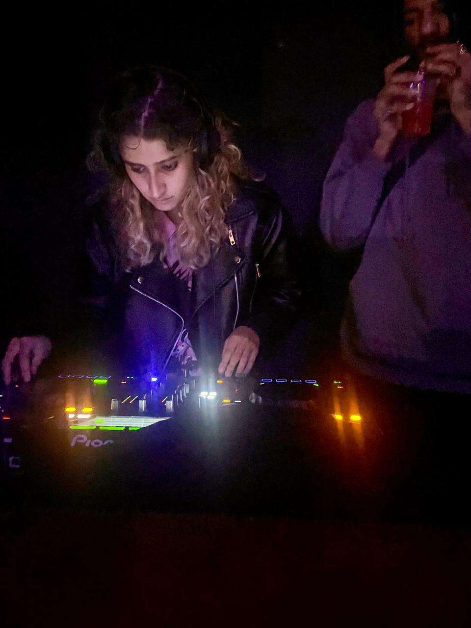 Bea DJ comandando a controladora concentrada