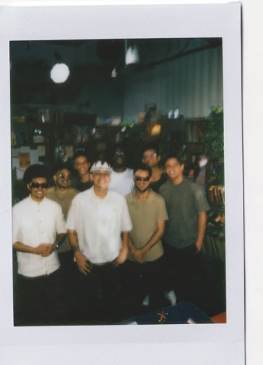 Foto polaroid de João Gomes e sua banda no cenário do Tiny Desk.