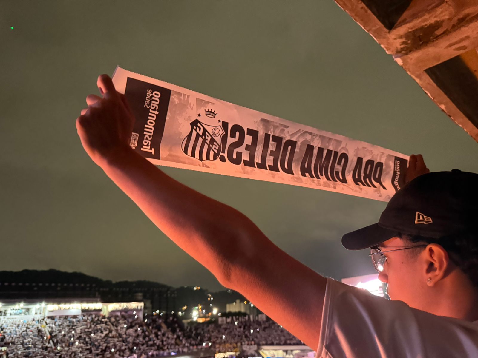 Faixas e adereços são comuns nas arquibancadas, ainda mais pelo clima de decisão. Foto: Lais Romagnoli